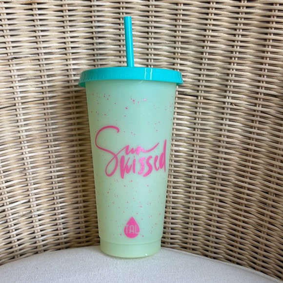 New! Set Of 3 Color Changing 24oz Plastic Tumblers With Matching Straws - Picture 2 of 5